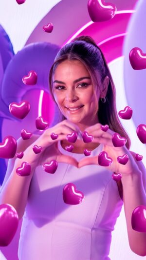 Alicia Mercado Instagram - Este San Valentín, @lauraspoya la tiene clara: El amor puede dar mil vueltas, pero los giros que sí valen la pena están en @atlanticcasino__ 💘🎰

Entra al link de nuestra bio y descubre el juego que hace match contigo. 😌💕