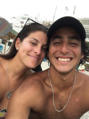 Alicia Mercado Instagram - Todo el mundo presumió a su ♥️ ayer.

Yo me olvidé 😝 pero nunca es tarde ok?

Mateo y yo en esa foto teníamos 3 meses juntos y hoy 7 años después y además viviendo en la misma casa,  puedo decir que ha sido de lo mejor que me ha pasado en la vida 🥹

Cada 2 millones de años le dedico un post porque hay que ser románticas alguna vez 🤣

@moteoarrieta gracias por ser mi san calentín, mi mejor amigo y mi lugar seguro ✨ 

Hace 7 años me regalas la mejor relación del mundo, una familia más grande y nuevos amigos 💛 

San Valentín es una excusa para decirte lo que te digo todos los días te ami 😭

Esa canción siempre me va a hacer pensar en ti 😍 

VIVA MICHAEL JACKSON CSM 🫰🏻