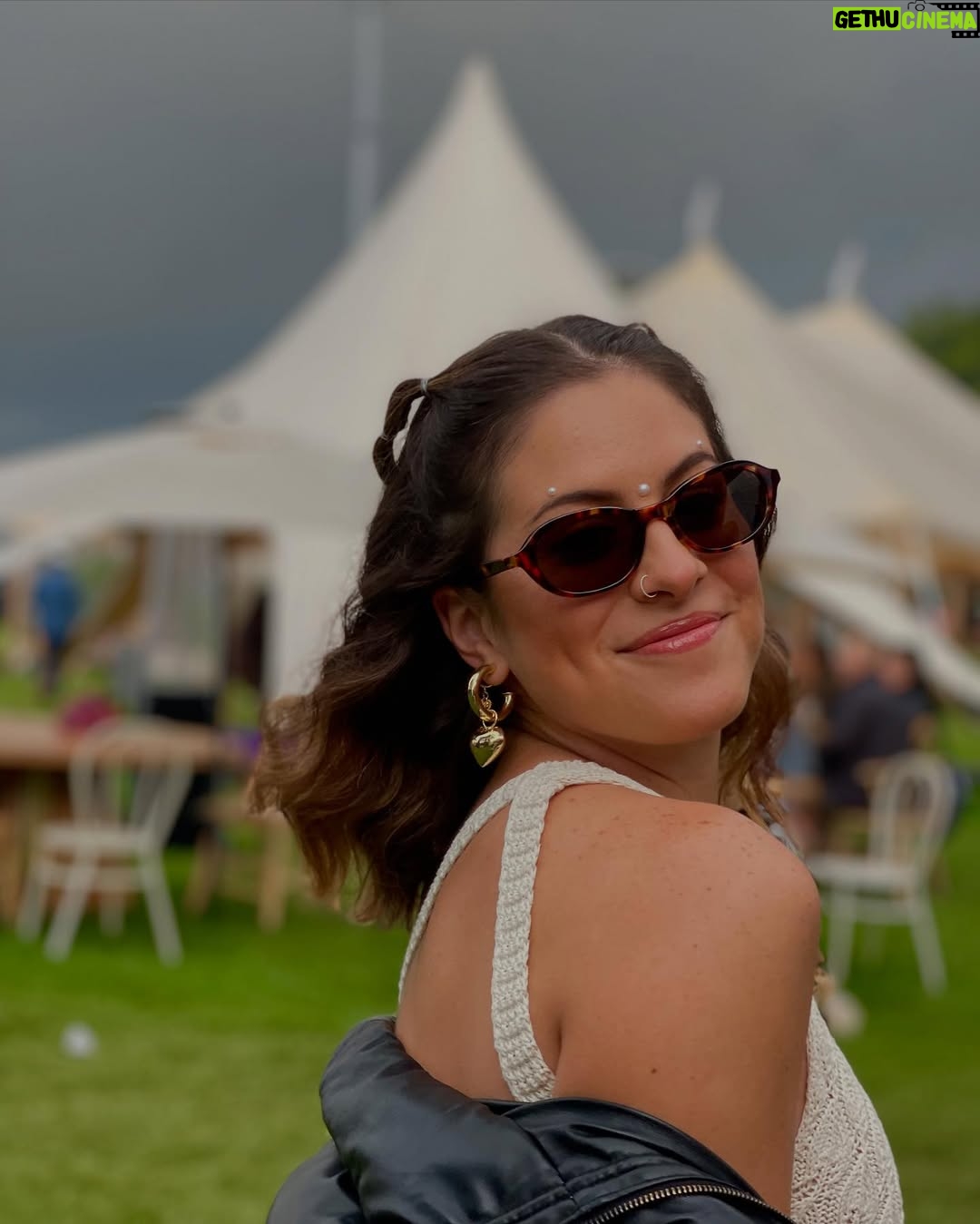 Alicia Mercado - 482 Likes - Hoy mi capacidad para arreglarme sola ha incrementado en un 150% 💅🏻

Además en unas horas veré esta canción en vivo 🥹💛 te amo @nathypeluso 🔥

📸 @lucianovargasloo