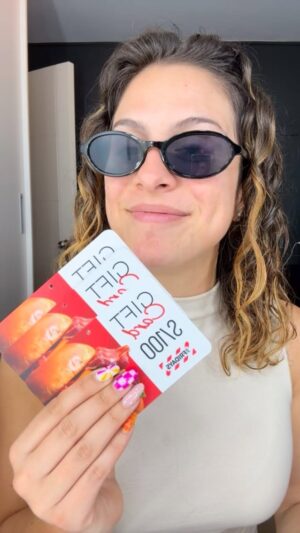Alicia Mercado Instagram - ¿Todavía sin regalo navideño? 👀

Sé uno de los 5 ganadores de S/200 en vales de consumo para disfrutar de @fridaysperu en estas fiestas, para participar sigue estos pasos:
👉 Seguir a @fridaysperu
👉 Etiqueta a 2 personas con las que disfrutarías en Fridays
👉 Compártelo en stories

El mejor regalo siempre será una rica comida y si es en @fridaysperu mejor 😋

Los ganadores se anunciarán el lunes 29 a las 10:00 am 😍