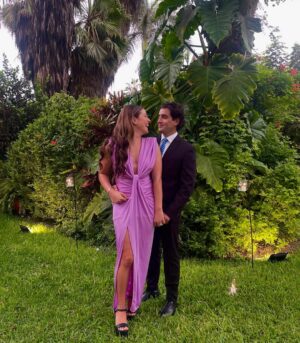 Alicia Mercado Instagram - Obligar a @moteoarrieta a posar en las fotos conmigo es una tarea que con los años he perfeccionado 💜

@pajaritochill la mejor fotógrafa quien lo obliga también a brindar poses 😈