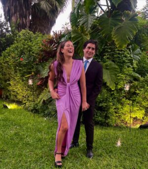 Alicia Mercado Instagram - Obligar a @moteoarrieta a posar en las fotos conmigo es una tarea que con los años he perfeccionado 💜

@pajaritochill la mejor fotógrafa quien lo obliga también a brindar poses 😈
