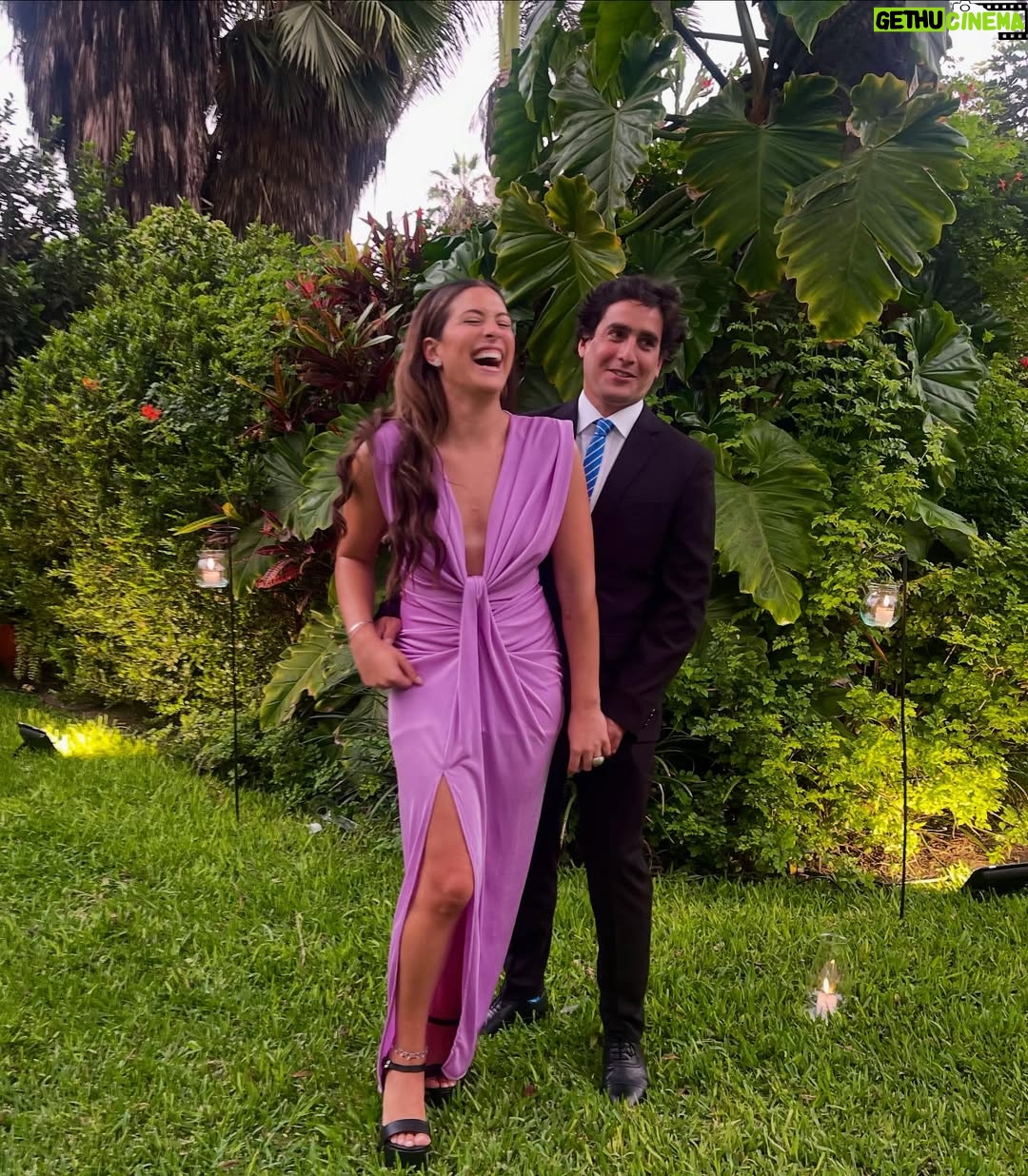 Alicia Mercado - 1.1K Likes - Obligar a @moteoarrieta a posar en las fotos conmigo es una tarea que con los años he perfeccionado 💜

@pajaritochill la mejor fotógrafa quien lo obliga también a brindar poses 😈