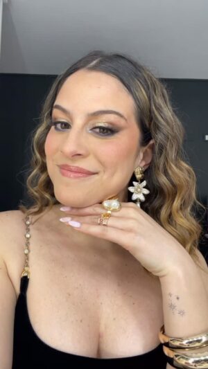 Alicia Mercado Instagram - Mi prima @gabyrazuri.makeup puede transformarme de modo miss Alicia a mamasita en minutos 💙