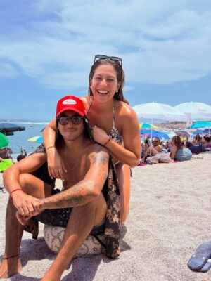 Alicia Mercado Instagram - Mateo va a la playa un día y es el más bronceado del Perú 😒
Yo me interno en la playa y… 👻
Igual lo ami ✨