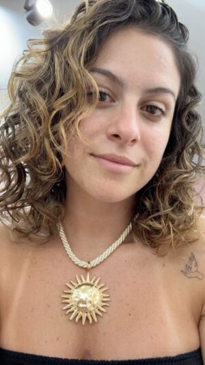 Alicia Mercado Instagram - Hace un par de años decidí recuperar mis rulos pero hace un año me lo tome enserio y encontré el mejor lugar @zamba_pisando_tierra mis mejores aliadas 🩷

Mi pelo es un antes y un después desde que las conocí ✨

Ahora por fin puedo dejarlo crecer para que quede como siempre soñé tenerlo 😍