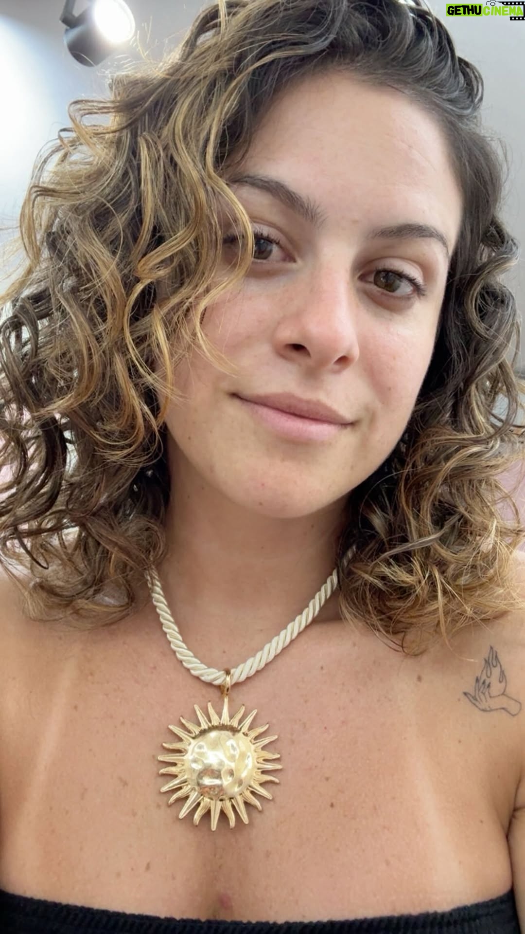 Alicia Mercado - 278 Likes - Hace un par de años decidí recuperar mis rulos pero hace un año me lo tome enserio y encontré el mejor lugar @zamba_pisando_tierra mis mejores aliadas 🩷

Mi pelo es un antes y un después desde que las conocí ✨

Ahora por fin puedo dejarlo crecer para que quede como siempre soñé tenerlo 😍
