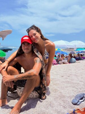 Alicia Mercado Instagram - Mateo va a la playa un día y es el más bronceado del Perú 😒
Yo me interno en la playa y… 👻
Igual lo ami ✨
