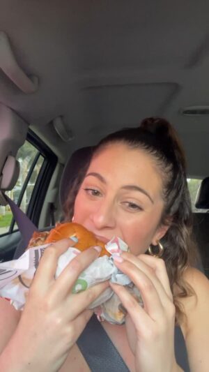Alicia Mercado Instagram - Si me ven en medio de la calle, en mi carro estacionado y comiendo (porque no me aguanté a llegar a mi casa) entren por favor y traguen conmigo 🐽

@chilisperu contrátame te amo 🩷