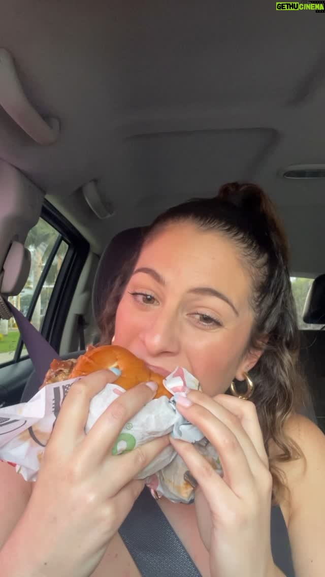 Alicia Mercado - 306 Likes - Si me ven en medio de la calle, en mi carro estacionado y comiendo (porque no me aguanté a llegar a mi casa) entren por favor y traguen conmigo 🐽

@chilisperu contrátame te amo 🩷