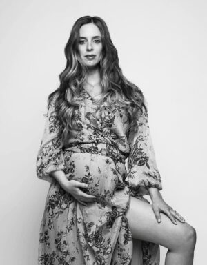 Alison Mandel Instagram - Que nada las frene mis pequeñas bestias rebeldes e imparables 💜💜💜 💪🏼
8M y que no se retroceda en ningún derecho y en ningún espacio ganado por nosotras 💪🏼💜
Las miro siendo madres trabajadoras, cuidadoras y siento tanto respeto y admiración.
A las mujeres que han sido cuestionadas en sus maternidades y a las que han optado por no serlo las abrazo y las entiendo.
A quienes intentamos seguir siendo profesionales y olvidamos muchas más cosas que antes por tener una carga mental pesada generacional y cultural. 
A quienes antes de avanzar laboralmente debemos organizar una cantidad de tareas este día es para recordarnos que hay que seguir avanzando.
Que injusta ha sido la historia con nosotras y que esperanzador es vernos unidas.
Ahí subí algunas fotos mías trabajando y maternando con 3 pérdidas perinatales en mis hombros y con tanto miedo pero aún asi dando pasos.
Aunque a veces sientas que no haces nada en un día siendo mamá déjame decirte que abrazando y respondiendo al “upa mamá” estás siendo indispensable.