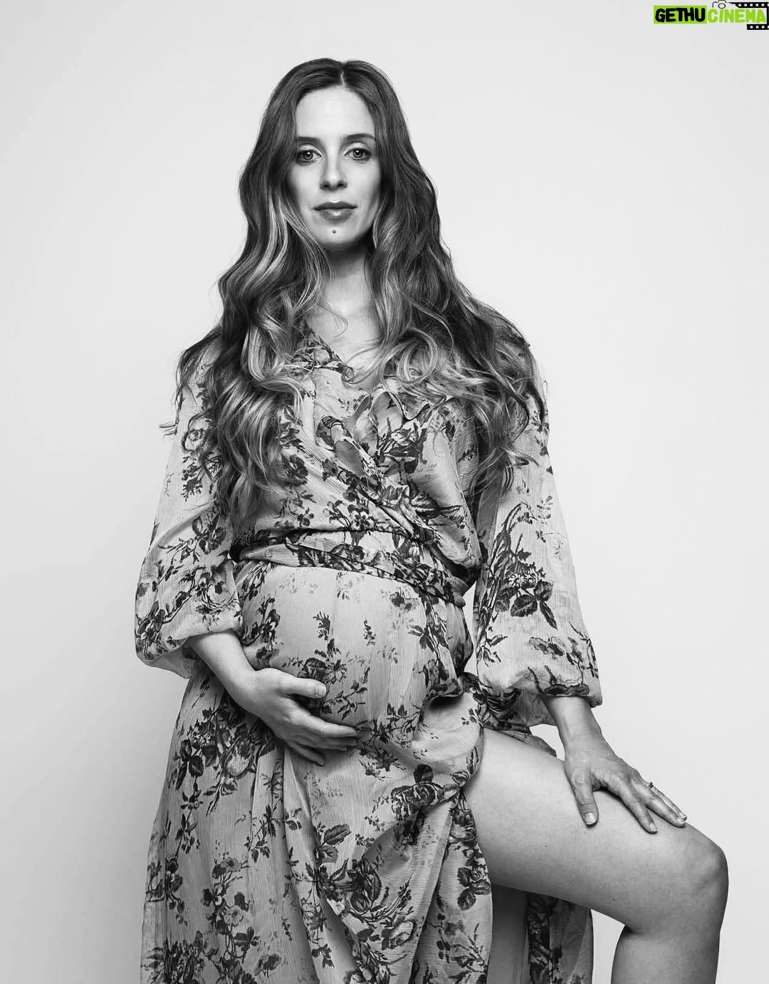 Alison Mandel - 80K Likes - Que nada las frene mis pequeñas bestias rebeldes e imparables 💜💜💜 💪🏼
8M y que no se retroceda en ningún derecho y en ningún espacio ganado por nosotras 💪🏼💜
Las miro siendo madres trabajadoras, cuidadoras y siento tanto respeto y admiración.
A las mujeres que han sido cuestionadas en sus maternidades y a las que han optado por no serlo las abrazo y las entiendo.
A quienes intentamos seguir siendo profesionales y olvidamos muchas más cosas que antes por tener una carga mental pesada generacional y cultural. 
A quienes antes de avanzar laboralmente debemos organizar una cantidad de tareas este día es para recordarnos que hay que seguir avanzando.
Que injusta ha sido la historia con nosotras y que esperanzador es vernos unidas.
Ahí subí algunas fotos mías trabajando y maternando con 3 pérdidas perinatales en mis hombros y con tanto miedo pero aún asi dando pasos.
Aunque a veces sientas que no haces nada en un día siendo mamá déjame decirte que abrazando y respondiendo al “upa mamá” estás siendo indispensable.
