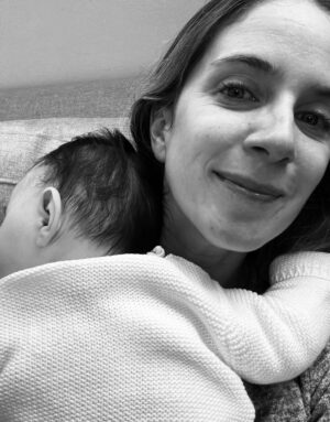 Alison Mandel Instagram - Que nada las frene mis pequeñas bestias rebeldes e imparables 💜💜💜 💪🏼
8M y que no se retroceda en ningún derecho y en ningún espacio ganado por nosotras 💪🏼💜
Las miro siendo madres trabajadoras, cuidadoras y siento tanto respeto y admiración.
A las mujeres que han sido cuestionadas en sus maternidades y a las que han optado por no serlo las abrazo y las entiendo.
A quienes intentamos seguir siendo profesionales y olvidamos muchas más cosas que antes por tener una carga mental pesada generacional y cultural. 
A quienes antes de avanzar laboralmente debemos organizar una cantidad de tareas este día es para recordarnos que hay que seguir avanzando.
Que injusta ha sido la historia con nosotras y que esperanzador es vernos unidas.
Ahí subí algunas fotos mías trabajando y maternando con 3 pérdidas perinatales en mis hombros y con tanto miedo pero aún asi dando pasos.
Aunque a veces sientas que no haces nada en un día siendo mamá déjame decirte que abrazando y respondiendo al “upa mamá” estás siendo indispensable.