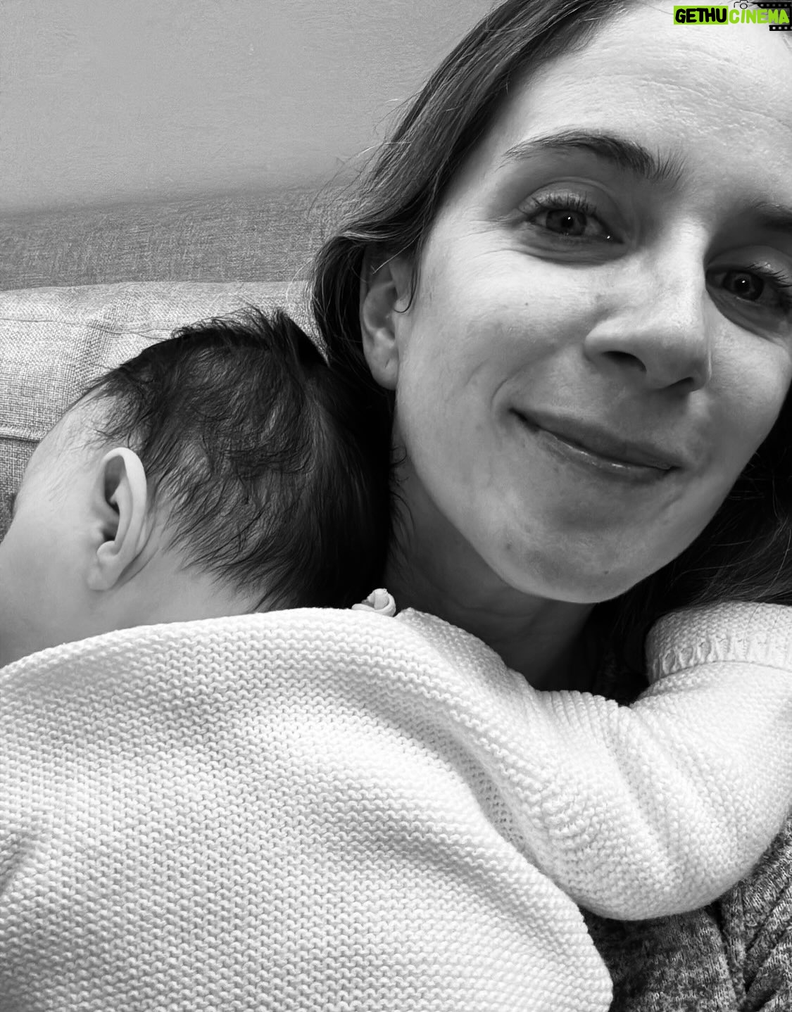 Alison Mandel - 80K Likes - Que nada las frene mis pequeñas bestias rebeldes e imparables 💜💜💜 💪🏼
8M y que no se retroceda en ningún derecho y en ningún espacio ganado por nosotras 💪🏼💜
Las miro siendo madres trabajadoras, cuidadoras y siento tanto respeto y admiración.
A las mujeres que han sido cuestionadas en sus maternidades y a las que han optado por no serlo las abrazo y las entiendo.
A quienes intentamos seguir siendo profesionales y olvidamos muchas más cosas que antes por tener una carga mental pesada generacional y cultural. 
A quienes antes de avanzar laboralmente debemos organizar una cantidad de tareas este día es para recordarnos que hay que seguir avanzando.
Que injusta ha sido la historia con nosotras y que esperanzador es vernos unidas.
Ahí subí algunas fotos mías trabajando y maternando con 3 pérdidas perinatales en mis hombros y con tanto miedo pero aún asi dando pasos.
Aunque a veces sientas que no haces nada en un día siendo mamá déjame decirte que abrazando y respondiendo al “upa mamá” estás siendo indispensable.