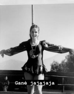 Alison Mandel Instagram - Que nada las frene mis pequeñas bestias rebeldes e imparables 💜💜💜 💪🏼
8M y que no se retroceda en ningún derecho y en ningún espacio ganado por nosotras 💪🏼💜
Las miro siendo madres trabajadoras, cuidadoras y siento tanto respeto y admiración.
A las mujeres que han sido cuestionadas en sus maternidades y a las que han optado por no serlo las abrazo y las entiendo.
A quienes intentamos seguir siendo profesionales y olvidamos muchas más cosas que antes por tener una carga mental pesada generacional y cultural. 
A quienes antes de avanzar laboralmente debemos organizar una cantidad de tareas este día es para recordarnos que hay que seguir avanzando.
Que injusta ha sido la historia con nosotras y que esperanzador es vernos unidas.
Ahí subí algunas fotos mías trabajando y maternando con 3 pérdidas perinatales en mis hombros y con tanto miedo pero aún asi dando pasos.
Aunque a veces sientas que no haces nada en un día siendo mamá déjame decirte que abrazando y respondiendo al “upa mamá” estás siendo indispensable.