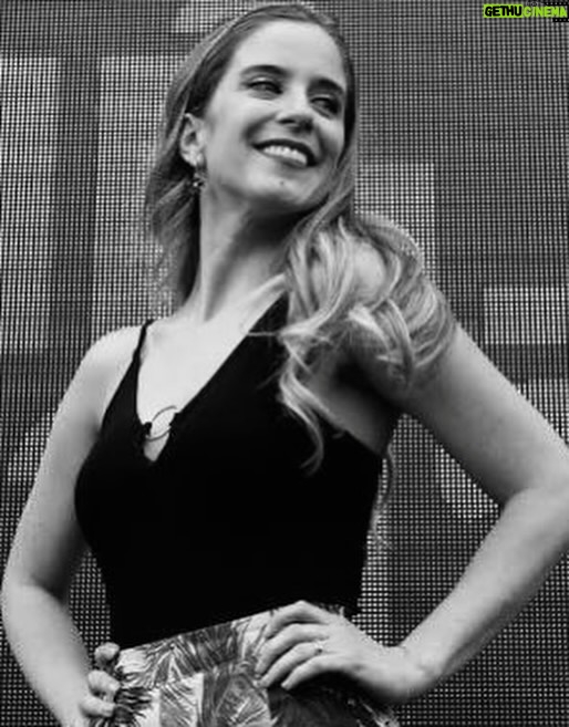 Alison Mandel - 80K Likes - Que nada las frene mis pequeñas bestias rebeldes e imparables 💜💜💜 💪🏼
8M y que no se retroceda en ningún derecho y en ningún espacio ganado por nosotras 💪🏼💜
Las miro siendo madres trabajadoras, cuidadoras y siento tanto respeto y admiración.
A las mujeres que han sido cuestionadas en sus maternidades y a las que han optado por no serlo las abrazo y las entiendo.
A quienes intentamos seguir siendo profesionales y olvidamos muchas más cosas que antes por tener una carga mental pesada generacional y cultural. 
A quienes antes de avanzar laboralmente debemos organizar una cantidad de tareas este día es para recordarnos que hay que seguir avanzando.
Que injusta ha sido la historia con nosotras y que esperanzador es vernos unidas.
Ahí subí algunas fotos mías trabajando y maternando con 3 pérdidas perinatales en mis hombros y con tanto miedo pero aún asi dando pasos.
Aunque a veces sientas que no haces nada en un día siendo mamá déjame decirte que abrazando y respondiendo al “upa mamá” estás siendo indispensable.