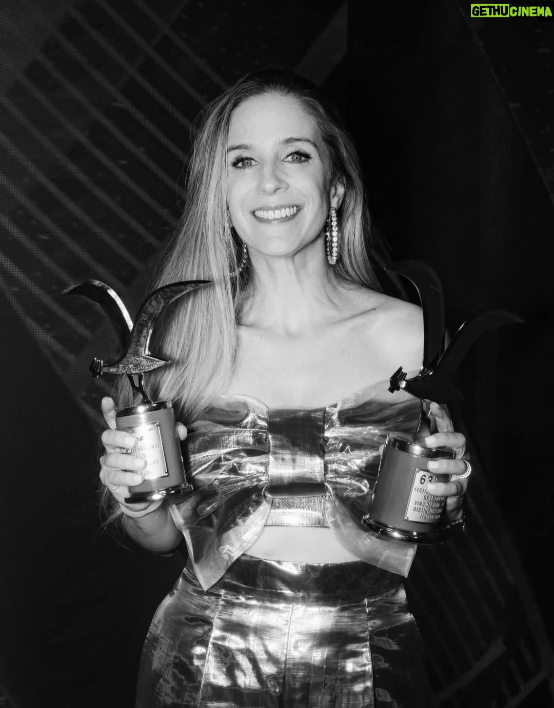 Alison Mandel - 80K Likes - Que nada las frene mis pequeñas bestias rebeldes e imparables 💜💜💜 💪🏼
8M y que no se retroceda en ningún derecho y en ningún espacio ganado por nosotras 💪🏼💜
Las miro siendo madres trabajadoras, cuidadoras y siento tanto respeto y admiración.
A las mujeres que han sido cuestionadas en sus maternidades y a las que han optado por no serlo las abrazo y las entiendo.
A quienes intentamos seguir siendo profesionales y olvidamos muchas más cosas que antes por tener una carga mental pesada generacional y cultural. 
A quienes antes de avanzar laboralmente debemos organizar una cantidad de tareas este día es para recordarnos que hay que seguir avanzando.
Que injusta ha sido la historia con nosotras y que esperanzador es vernos unidas.
Ahí subí algunas fotos mías trabajando y maternando con 3 pérdidas perinatales en mis hombros y con tanto miedo pero aún asi dando pasos.
Aunque a veces sientas que no haces nada en un día siendo mamá déjame decirte que abrazando y respondiendo al “upa mamá” estás siendo indispensable.