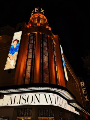 Alison Wheeler Instagram - J’avais juré que je ne monterai jamais sur scène.
Ce spectacle est la preuve que je n’ai aucune parole.
Jamais autant appris, flippé, rigolé, pleuré, douté, écrit, réécrit, mis de patch contours des yeux, appelé des copains la nuit, regardé des replay d’enquête d’action pour faire baisser l’adrénaline.
Vendredi soir j’ai joué la dernière de mon spectacle, après 4 grand Rex SOLD OUT. (À lire avec l’accent et en criant fort)
Merci aux personnes qui sont venues voir mon spectacle de leur propre chef.
Merci à ceux qui sont venus contraints et qui ont quand même ri par politesse.
J’arrête ici les remerciements j’ai rien gagné. Juste l’envie de recommencer. 🫶🏻