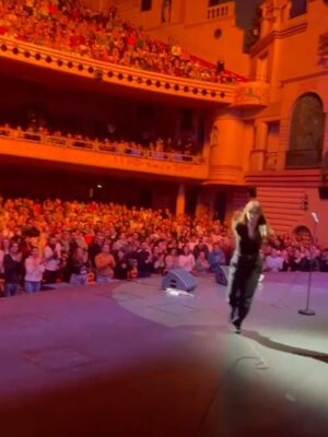 Alison Wheeler Instagram - J’avais juré que je ne monterai jamais sur scène.
Ce spectacle est la preuve que je n’ai aucune parole.
Jamais autant appris, flippé, rigolé, pleuré, douté, écrit, réécrit, mis de patch contours des yeux, appelé des copains la nuit, regardé des replay d’enquête d’action pour faire baisser l’adrénaline.
Vendredi soir j’ai joué la dernière de mon spectacle, après 4 grand Rex SOLD OUT. (À lire avec l’accent et en criant fort)
Merci aux personnes qui sont venues voir mon spectacle de leur propre chef.
Merci à ceux qui sont venus contraints et qui ont quand même ri par politesse.
J’arrête ici les remerciements j’ai rien gagné. Juste l’envie de recommencer. 🫶🏻