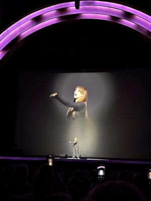 Alison Wheeler Instagram - J’avais juré que je ne monterai jamais sur scène.
Ce spectacle est la preuve que je n’ai aucune parole.
Jamais autant appris, flippé, rigolé, pleuré, douté, écrit, réécrit, mis de patch contours des yeux, appelé des copains la nuit, regardé des replay d’enquête d’action pour faire baisser l’adrénaline.
Vendredi soir j’ai joué la dernière de mon spectacle, après 4 grand Rex SOLD OUT. (À lire avec l’accent et en criant fort)
Merci aux personnes qui sont venues voir mon spectacle de leur propre chef.
Merci à ceux qui sont venus contraints et qui ont quand même ri par politesse.
J’arrête ici les remerciements j’ai rien gagné. Juste l’envie de recommencer. 🫶🏻