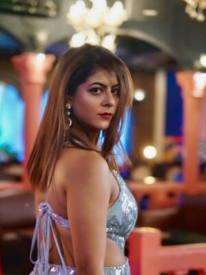 Alivia Sarkar Instagram - Jo main hu, woh hone ki aap
Acting bhi nahi kar sakte… 😏

PS - Did this shoot just a day after I sprained my leg in 4-inch heels.