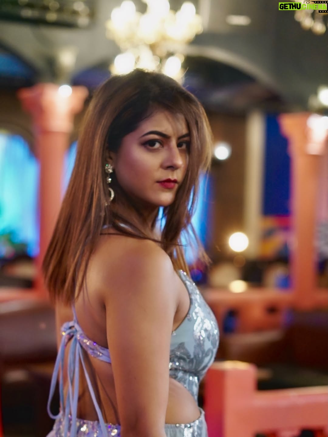 Alivia Sarkar - 7K Likes - Jo main hu, woh hone ki aap
Acting bhi nahi kar sakte… 😏

PS - Did this shoot just a day after I sprained my leg in 4-inch heels.