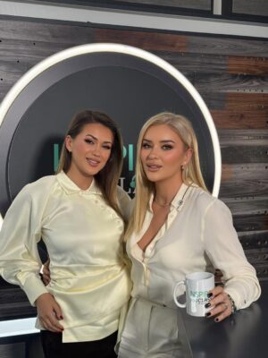 Alketa Vejsiu Instagram - Alketa Vejsiu ka qenë një frymëzim për të gjithë që nga momenti i parë që u shfaq në televizion. Më kujtohet ta shikoja si fëmijë me shumë admirim dhe kurrë, as në ëndrrat e mia më të bukura, nuk do ta kisha imagjinuar që një ditë do të më ftonte në podcastin e saj.

Faleminderit nga zemra, Alketa. Ti je vërtet një në një milion. Ke qenë, je dhe do të mbetesh gjithmonë muza ime.

Alketa Vejsiu has been inspiring everyone since the very first time she appeared on television. I remember watching her as a child with so much admiration, and never in my most beautiful dreams did I imagine that one day I would be invited to her podcast.

Thank you from the bottom of my heart, Alketa. You are truly one of a kind. You have been, you are, and you will always be my muse.

Alketa Vejsiu ha sido una inspiración para todos desde la primera vez que apareció en televisión. Recuerdo verla cuando era niña con muchísima admiración, y nunca, ni en mis sueños más bonitos, imaginé que algún día sería invitada a su podcast.

Gracias de todo corazón, Alketa. Eres realmente única. Has sido, eres y siempre serás mi musa. 🤍