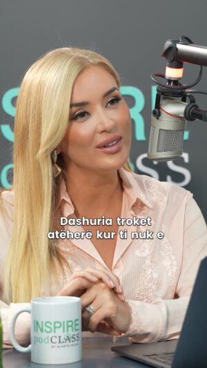 Alketa Vejsiu Instagram - @harisvongli në Inspire @podclass.alketavejsiu Dashuria për partnerin e saj u bë pika më e fortë e rigjetjes së ekuilibrit dhe e forcës për të ndërtuar së bashku të ardhmen.

Duke thyer tabu, kur erërat frynin kundër, dikush mund të ishte skeptik për faktin që Haris është disa vite më e madhe se Gersi. Por unë, që i kam njohur nga afër, shoh vetëm lumturi në sytë e tyre.

Haris dhe Gersi janë të bërë fiks për njëri-tjetrin. Një dashuri që nisi si shkëmbim energjie intelektuale dhe më pas u kthye në lidhje shpirtërore.

Janë pak si një histori “Oxford years”: jeta e tyre në Londër, mes një akademikeje dhe një eksperti marketingu; mes romaneve që lexohen në Hyde Park dhe temave të aktualitetit; një drink me miqtë, udhëtime nëpër botë, fotografi të gëzuara.

Pedagoge në Glasgow University në Londër për Media dhe Politikë, Haris mbart me vete një histori personale frymëzuese, po aq të bukur sa edhe forca me të cilën ka ditur të ndërtojë jetën e saj.