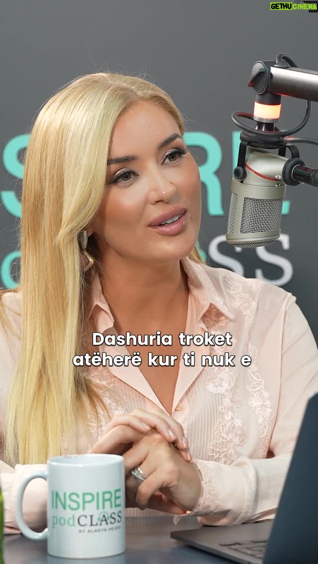 Alketa Vejsiu - 3K Likes - @harisvongli në Inspire @podclass.alketavejsiu Dashuria për partnerin e saj u bë pika më e fortë e rigjetjes së ekuilibrit dhe e forcës për të ndërtuar së bashku të ardhmen.

Duke thyer tabu, kur erërat frynin kundër, dikush mund të ishte skeptik për faktin që Haris është disa vite më e madhe se Gersi. Por unë, që i kam njohur nga afër, shoh vetëm lumturi në sytë e tyre.

Haris dhe Gersi janë të bërë fiks për njëri-tjetrin. Një dashuri që nisi si shkëmbim energjie intelektuale dhe më pas u kthye në lidhje shpirtërore.

Janë pak si një histori “Oxford years”: jeta e tyre në Londër, mes një akademikeje dhe një eksperti marketingu; mes romaneve që lexohen në Hyde Park dhe temave të aktualitetit; një drink me miqtë, udhëtime nëpër botë, fotografi të gëzuara.

Pedagoge në Glasgow University në Londër për Media dhe Politikë, Haris mbart me vete një histori personale frymëzuese, po aq të bukur sa edhe forca me të cilën ka ditur të ndërtojë jetën e saj.