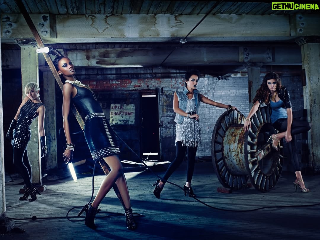 Allison Harvard - 27.5K Likes - Light Yourself! 

Cycle 12 where we also got to visit São Paulo Brazil for another great shoot! This particular shoot was a lot harder for me as I was supposed to let the girls light themselves yet it’s almost impossible for me to take the shot if I don’t like what I see!! 

Don’t forget to tune in February 16th to watch our 3 part documentary on @netflix called Reality Check: Inside America’s Next Top Model ⚡️💣💥