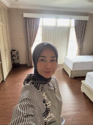 Alya Rohali Instagram - Main kerumah mamah bapak … sendiri aja . Walau dada rasanya sesak but somehow mengobati rindu. Being in my childhood home with all the memories, old stuffs , old pictures . Even the sound and vibe of the neighborhood bisa sedikit mengobati rinduku . 

So good to be home🥺 mah, pak ❤️

Last slide : barbuk that I was the real blockhead