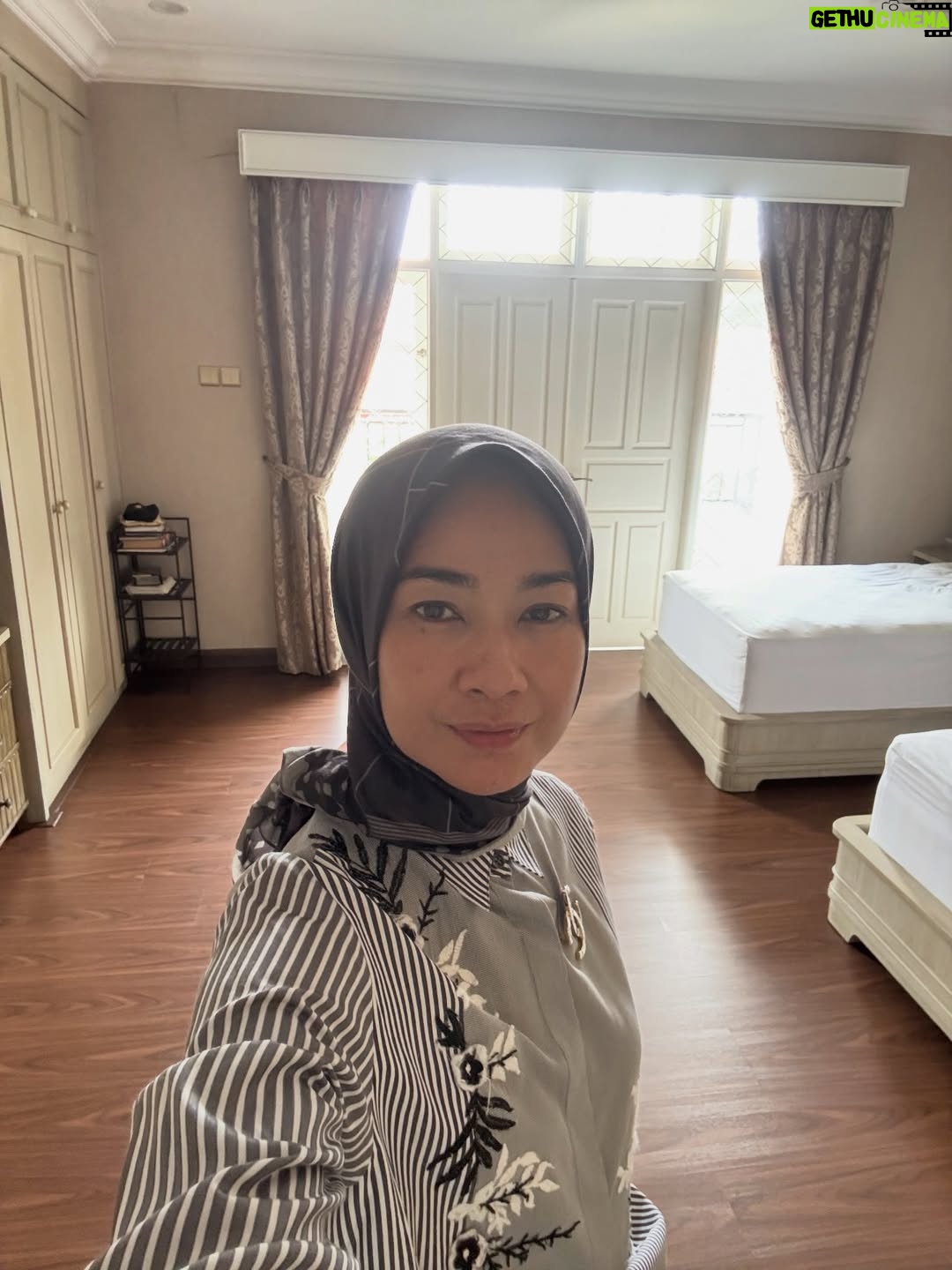 Alya Rohali - 11.2K Likes - Main kerumah mamah bapak … sendiri aja . Walau dada rasanya sesak but somehow mengobati rindu. Being in my childhood home with all the memories, old stuffs , old pictures . Even the sound and vibe of the neighborhood bisa sedikit mengobati rinduku . 

So good to be home🥺 mah, pak ❤️

Last slide : barbuk that I was the real blockhead