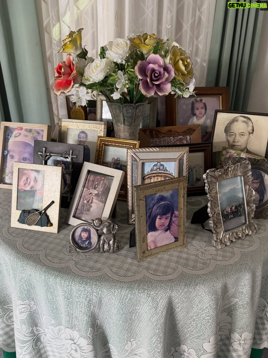 Alya Rohali - 11.2K Likes - Main kerumah mamah bapak … sendiri aja . Walau dada rasanya sesak but somehow mengobati rindu. Being in my childhood home with all the memories, old stuffs , old pictures . Even the sound and vibe of the neighborhood bisa sedikit mengobati rinduku . 

So good to be home🥺 mah, pak ❤️

Last slide : barbuk that I was the real blockhead