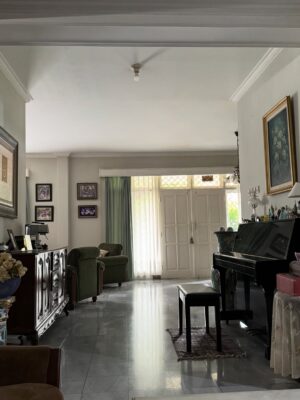 Alya Rohali Instagram - Main kerumah mamah bapak … sendiri aja . Walau dada rasanya sesak but somehow mengobati rindu. Being in my childhood home with all the memories, old stuffs , old pictures . Even the sound and vibe of the neighborhood bisa sedikit mengobati rinduku . 

So good to be home🥺 mah, pak ❤️

Last slide : barbuk that I was the real blockhead