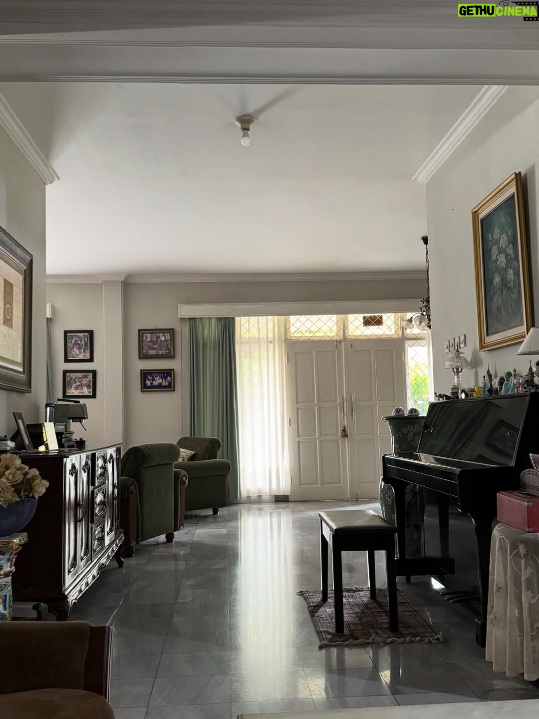 Alya Rohali - 11.2K Likes - Main kerumah mamah bapak … sendiri aja . Walau dada rasanya sesak but somehow mengobati rindu. Being in my childhood home with all the memories, old stuffs , old pictures . Even the sound and vibe of the neighborhood bisa sedikit mengobati rinduku . 

So good to be home🥺 mah, pak ❤️

Last slide : barbuk that I was the real blockhead