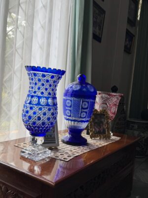 Alya Rohali Instagram - Main kerumah mamah bapak … sendiri aja . Walau dada rasanya sesak but somehow mengobati rindu. Being in my childhood home with all the memories, old stuffs , old pictures . Even the sound and vibe of the neighborhood bisa sedikit mengobati rinduku . 

So good to be home🥺 mah, pak ❤️

Last slide : barbuk that I was the real blockhead