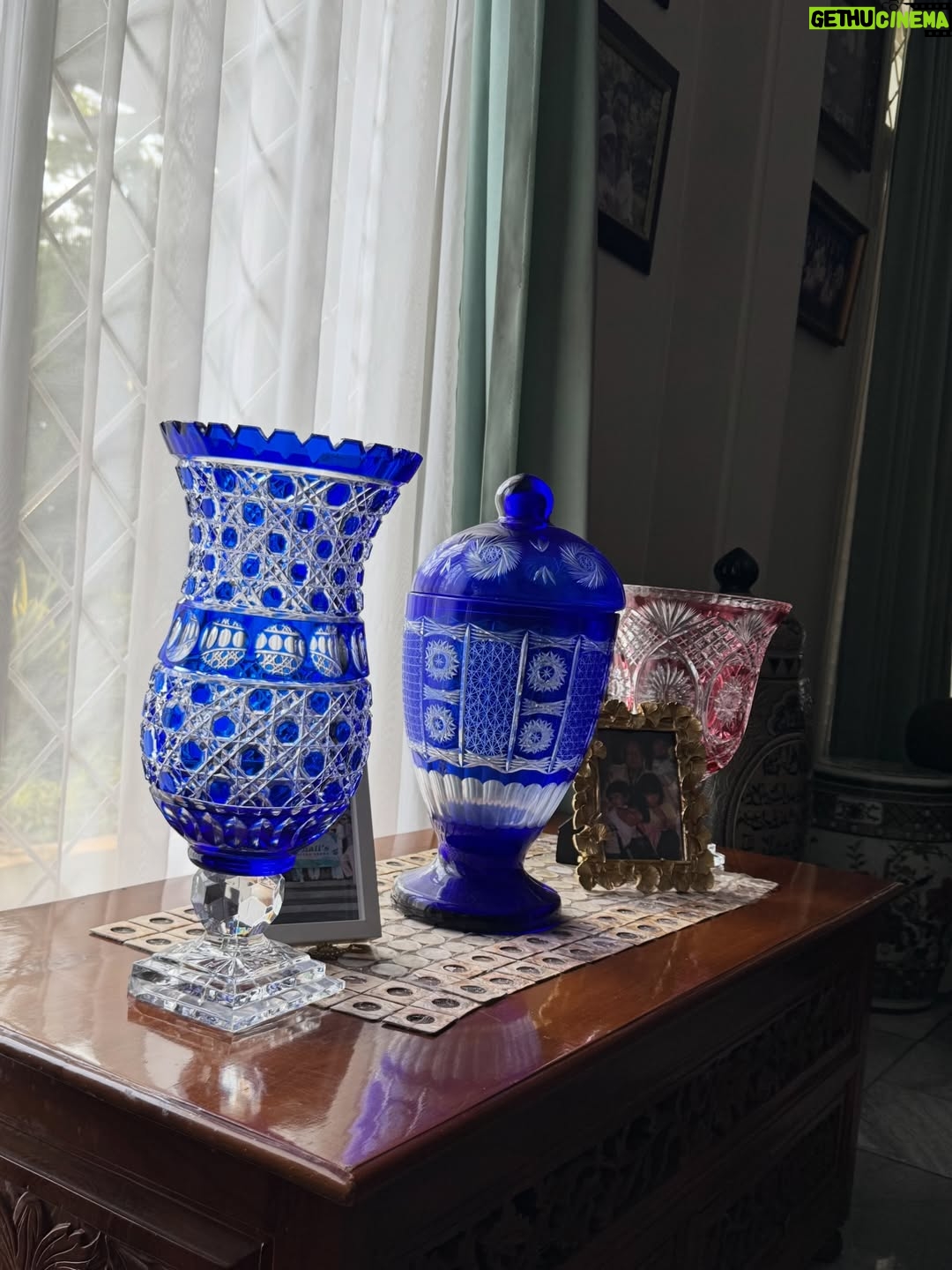 Alya Rohali - 11.2K Likes - Main kerumah mamah bapak … sendiri aja . Walau dada rasanya sesak but somehow mengobati rindu. Being in my childhood home with all the memories, old stuffs , old pictures . Even the sound and vibe of the neighborhood bisa sedikit mengobati rinduku . 

So good to be home🥺 mah, pak ❤️

Last slide : barbuk that I was the real blockhead