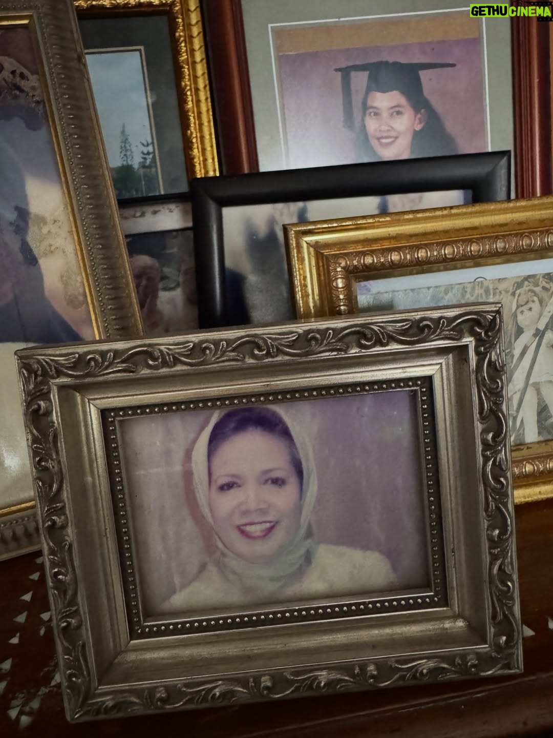 Alya Rohali - 11.2K Likes - Main kerumah mamah bapak … sendiri aja . Walau dada rasanya sesak but somehow mengobati rindu. Being in my childhood home with all the memories, old stuffs , old pictures . Even the sound and vibe of the neighborhood bisa sedikit mengobati rinduku . 

So good to be home🥺 mah, pak ❤️

Last slide : barbuk that I was the real blockhead