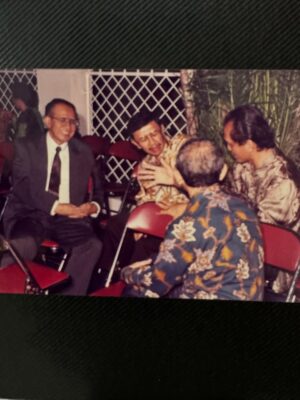 Alya Rohali Instagram - Main kerumah mamah bapak … sendiri aja . Walau dada rasanya sesak but somehow mengobati rindu. Being in my childhood home with all the memories, old stuffs , old pictures . Even the sound and vibe of the neighborhood bisa sedikit mengobati rinduku . 

So good to be home🥺 mah, pak ❤️

Last slide : barbuk that I was the real blockhead