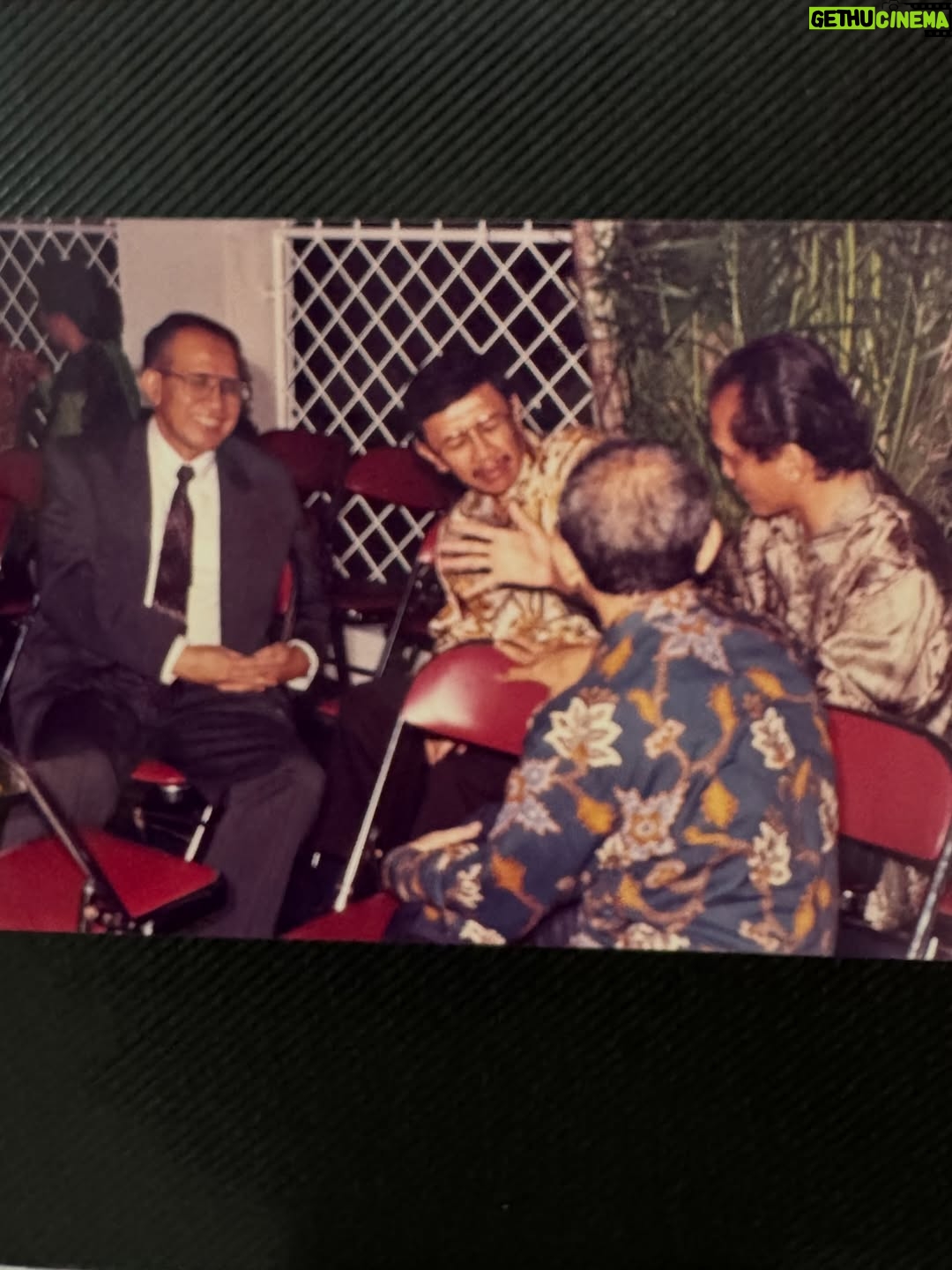 Alya Rohali - 11.2K Likes - Main kerumah mamah bapak … sendiri aja . Walau dada rasanya sesak but somehow mengobati rindu. Being in my childhood home with all the memories, old stuffs , old pictures . Even the sound and vibe of the neighborhood bisa sedikit mengobati rinduku . 

So good to be home🥺 mah, pak ❤️

Last slide : barbuk that I was the real blockhead