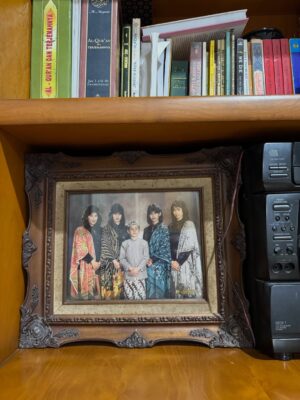 Alya Rohali Instagram - Main kerumah mamah bapak … sendiri aja . Walau dada rasanya sesak but somehow mengobati rindu. Being in my childhood home with all the memories, old stuffs , old pictures . Even the sound and vibe of the neighborhood bisa sedikit mengobati rinduku . 

So good to be home🥺 mah, pak ❤️

Last slide : barbuk that I was the real blockhead