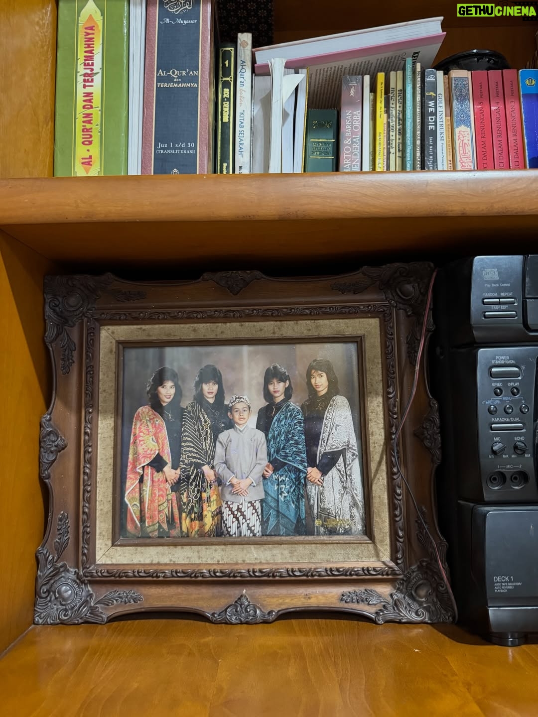 Alya Rohali - 11.2K Likes - Main kerumah mamah bapak … sendiri aja . Walau dada rasanya sesak but somehow mengobati rindu. Being in my childhood home with all the memories, old stuffs , old pictures . Even the sound and vibe of the neighborhood bisa sedikit mengobati rinduku . 

So good to be home🥺 mah, pak ❤️

Last slide : barbuk that I was the real blockhead