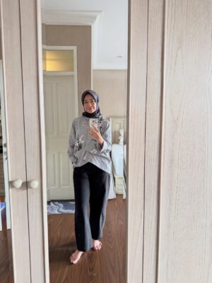 Alya Rohali Instagram - Main kerumah mamah bapak … sendiri aja . Walau dada rasanya sesak but somehow mengobati rindu. Being in my childhood home with all the memories, old stuffs , old pictures . Even the sound and vibe of the neighborhood bisa sedikit mengobati rinduku . 

So good to be home🥺 mah, pak ❤️

Last slide : barbuk that I was the real blockhead