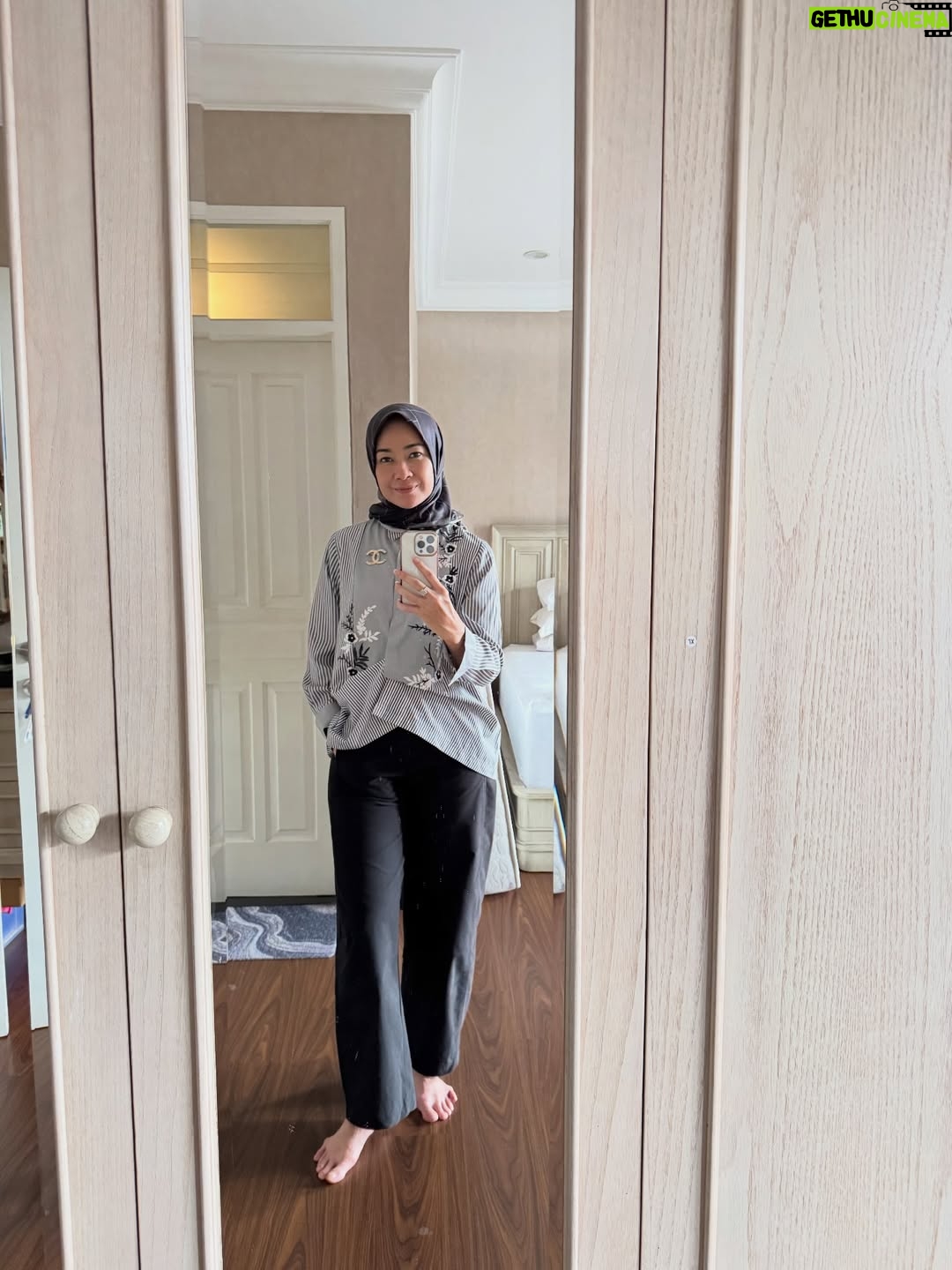 Alya Rohali - 11.2K Likes - Main kerumah mamah bapak … sendiri aja . Walau dada rasanya sesak but somehow mengobati rindu. Being in my childhood home with all the memories, old stuffs , old pictures . Even the sound and vibe of the neighborhood bisa sedikit mengobati rinduku . 

So good to be home🥺 mah, pak ❤️

Last slide : barbuk that I was the real blockhead