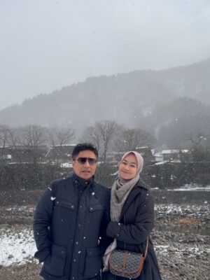 Alya Rohali Instagram - Diantara milliaran manusia , pria ini yg jadi teman hidupku . Sudah fasenya anak2 mulai dengan hidup dan mimpinya masing2. Kita harus mebiasakan diri berdua lagi saja, menyenangkan dan menemani satu sama lain. Saling mengenal lagi diri masing2 yang berubah karena usia yg bertambah😆. 

Dinner berdua, nonton berdua, travelling berdua . Anak2 sdh lebih mandiri, walau sampai kapanpun kami akan selalu mendampingi dan mengawasi. 

Siapa yg udh masuk fase ini ?