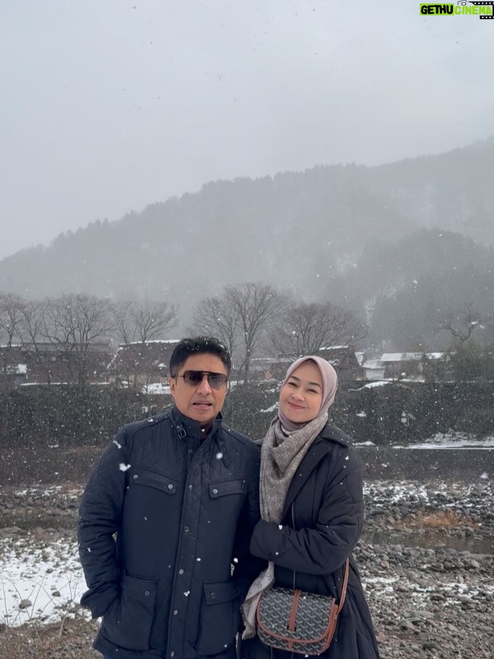 Alya Rohali - 8.9K Likes - Diantara milliaran manusia , pria ini yg jadi teman hidupku . Sudah fasenya anak2 mulai dengan hidup dan mimpinya masing2. Kita harus mebiasakan diri berdua lagi saja, menyenangkan dan menemani satu sama lain. Saling mengenal lagi diri masing2 yang berubah karena usia yg bertambah😆. 

Dinner berdua, nonton berdua, travelling berdua . Anak2 sdh lebih mandiri, walau sampai kapanpun kami akan selalu mendampingi dan mengawasi. 

Siapa yg udh masuk fase ini ?