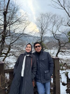 Alya Rohali Instagram - Diantara milliaran manusia , pria ini yg jadi teman hidupku . Sudah fasenya anak2 mulai dengan hidup dan mimpinya masing2. Kita harus mebiasakan diri berdua lagi saja, menyenangkan dan menemani satu sama lain. Saling mengenal lagi diri masing2 yang berubah karena usia yg bertambah😆. 

Dinner berdua, nonton berdua, travelling berdua . Anak2 sdh lebih mandiri, walau sampai kapanpun kami akan selalu mendampingi dan mengawasi. 

Siapa yg udh masuk fase ini ?
