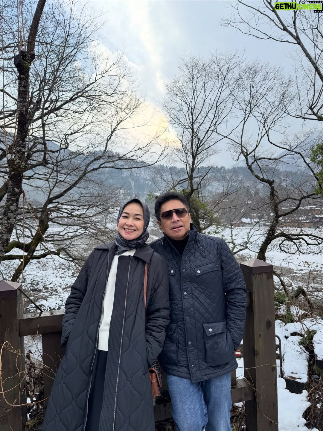 Alya Rohali - 8.9K Likes - Diantara milliaran manusia , pria ini yg jadi teman hidupku . Sudah fasenya anak2 mulai dengan hidup dan mimpinya masing2. Kita harus mebiasakan diri berdua lagi saja, menyenangkan dan menemani satu sama lain. Saling mengenal lagi diri masing2 yang berubah karena usia yg bertambah😆. 

Dinner berdua, nonton berdua, travelling berdua . Anak2 sdh lebih mandiri, walau sampai kapanpun kami akan selalu mendampingi dan mengawasi. 

Siapa yg udh masuk fase ini ?