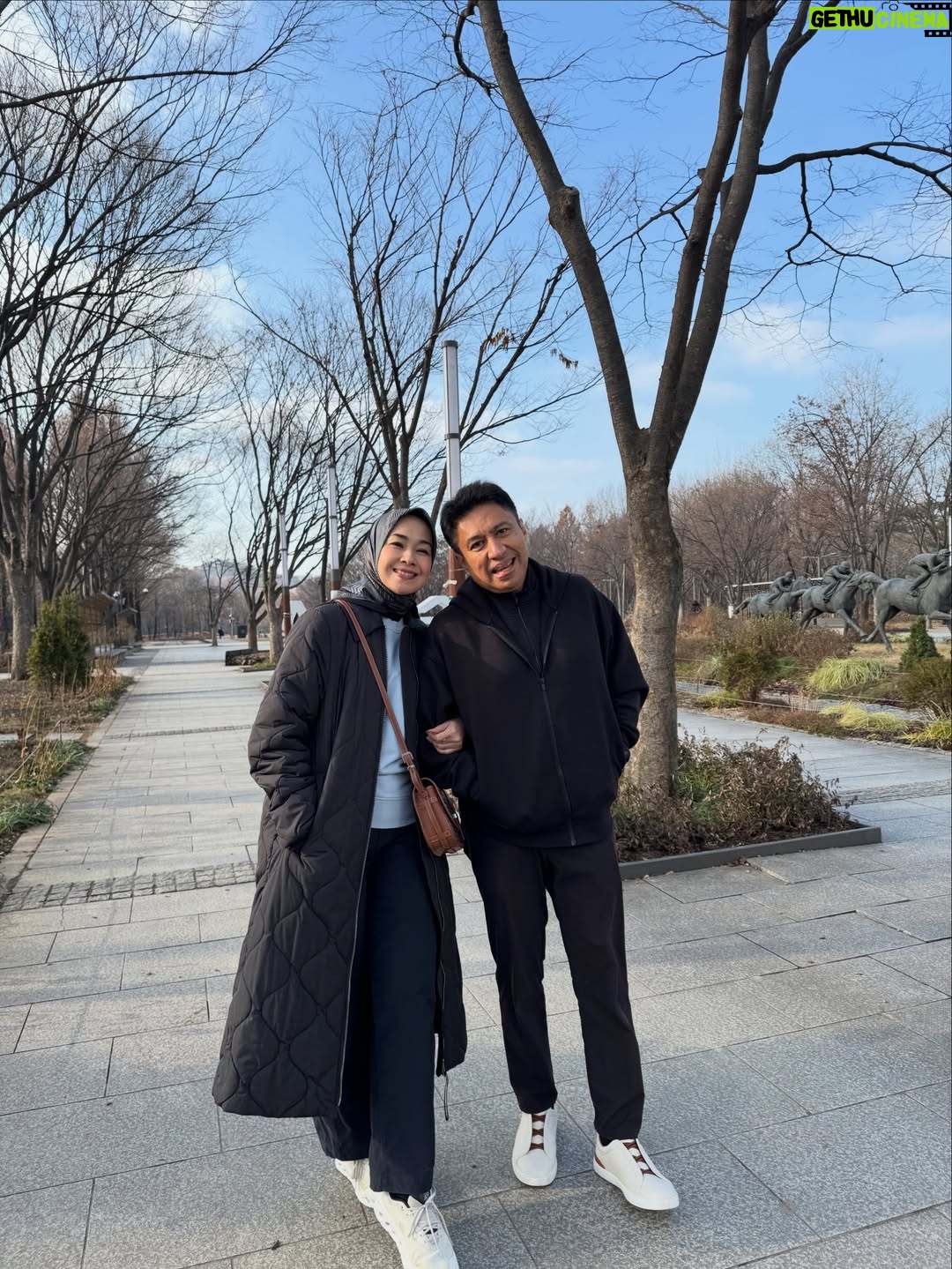 Alya Rohali - 8.9K Likes - Diantara milliaran manusia , pria ini yg jadi teman hidupku . Sudah fasenya anak2 mulai dengan hidup dan mimpinya masing2. Kita harus mebiasakan diri berdua lagi saja, menyenangkan dan menemani satu sama lain. Saling mengenal lagi diri masing2 yang berubah karena usia yg bertambah😆. 

Dinner berdua, nonton berdua, travelling berdua . Anak2 sdh lebih mandiri, walau sampai kapanpun kami akan selalu mendampingi dan mengawasi. 

Siapa yg udh masuk fase ini ?
