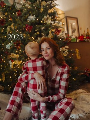Alyssa Campanella Instagram - Christmas over the years 🎄 So strange to think there was a time before little bean! I’m so grateful for my little family, and especially for the beau who snapped all these cherished moments 🤍
#christmasportraits #christmas2025 #christmasathome #motheranddaughter